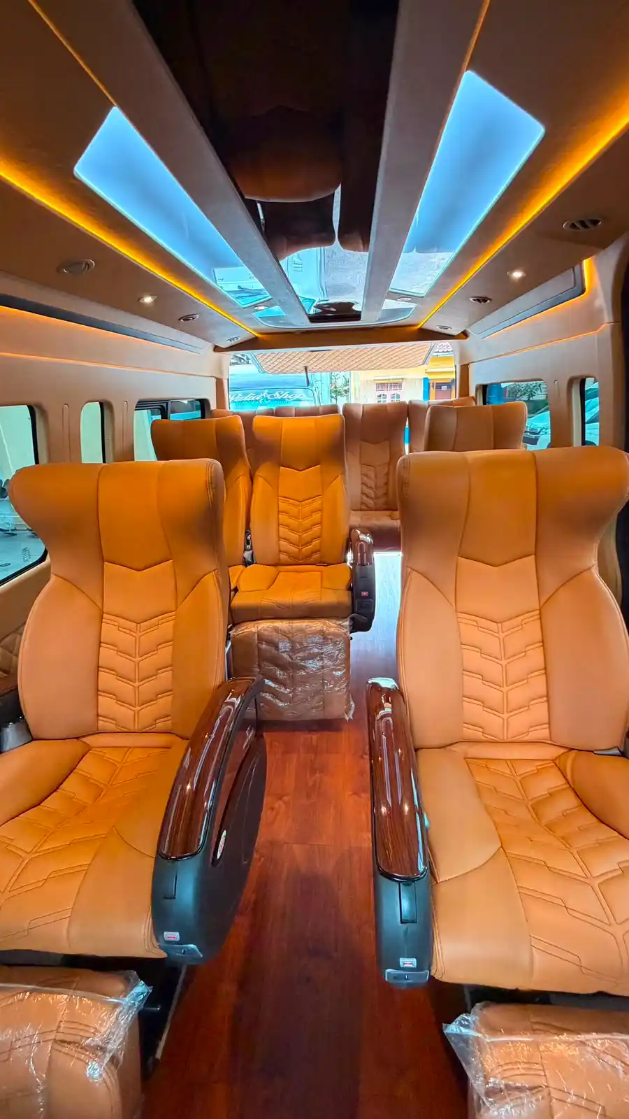 Foto asli Toyota Hiace Premio Grand Luxury 9-10 Seat Family Transport