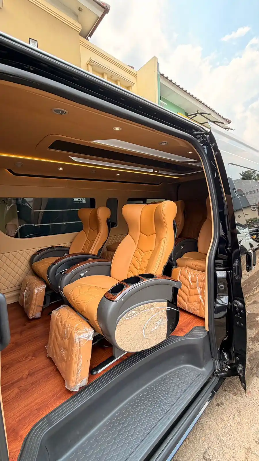 Foto asli Toyota Hiace Premio Grand Luxury 9-10 Seat Family Transport
