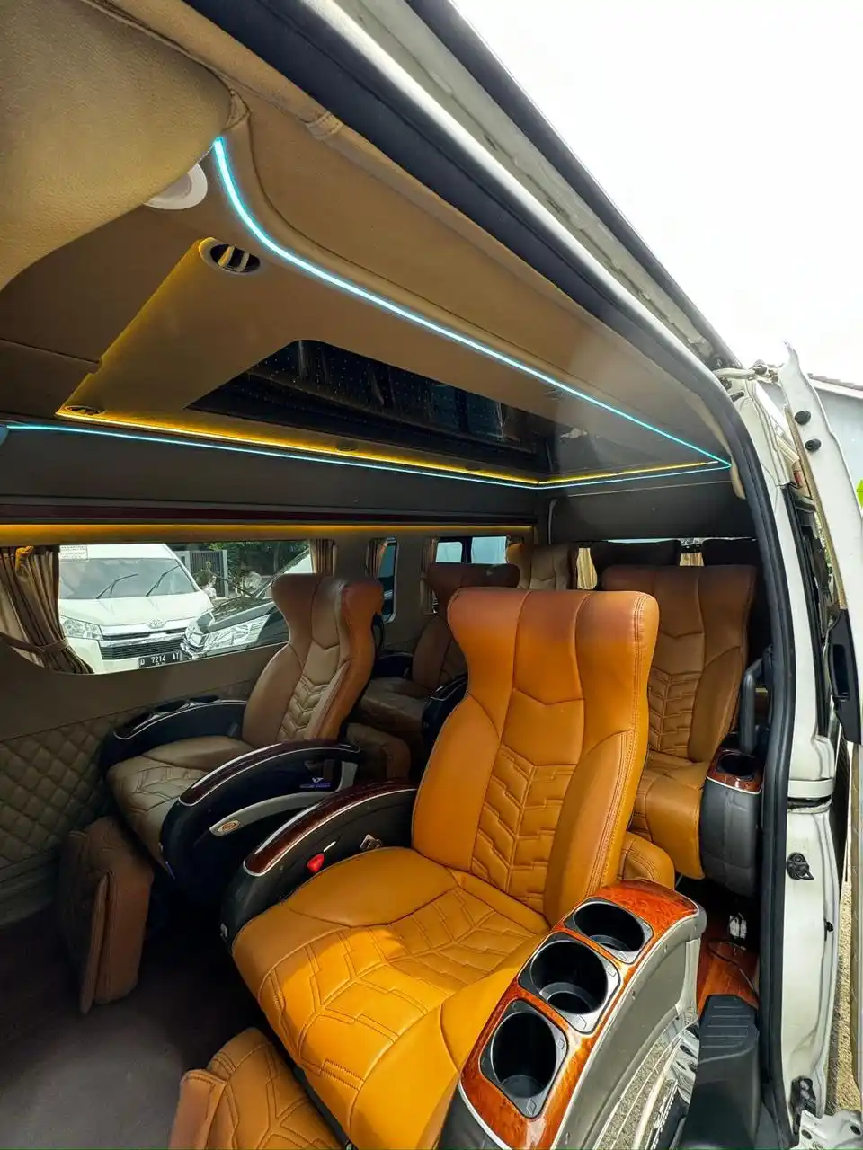 Foto asli Toyota Hiace Premio Grand Luxury 9-10 Seat Family Transport