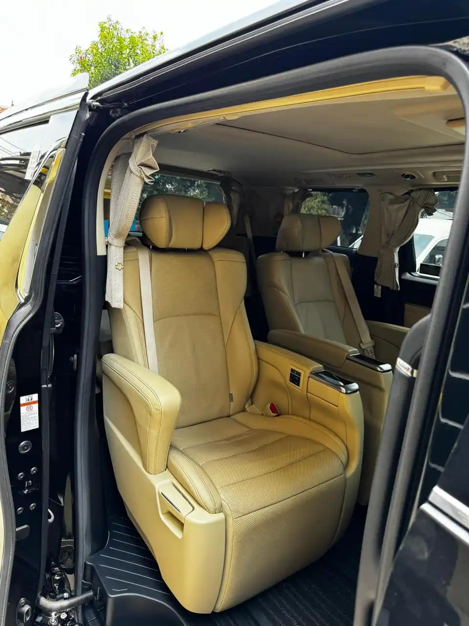 Foto asli Toyota Alphard Family Transport