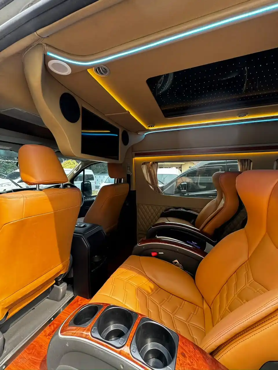 Foto asli Toyota Hiace Premio Grand Luxury 7-8 Seat Family Transport
