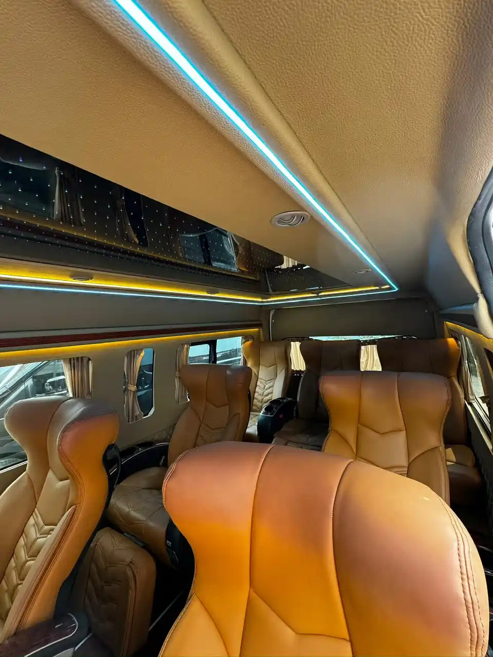 Foto asli Toyota Hiace Premio Grand Luxury 7-8 Seat Family Transport