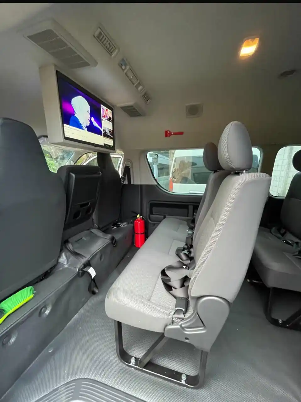 Foto asli Toyota Hiace Commuter Standar Family Transport